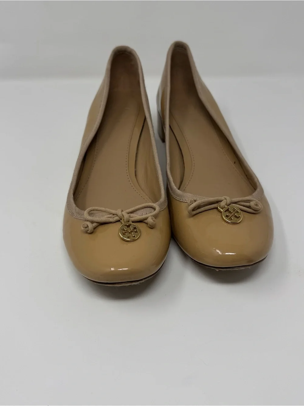 Tory Burch Beige Patent Leather Heels with Logo Charm